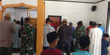 Tingkatkan Iman dan Taqwa, Satgas TMMD 129 Kodim 1505/Tidore Tunaikan Shalat Jumat Bersama Warga